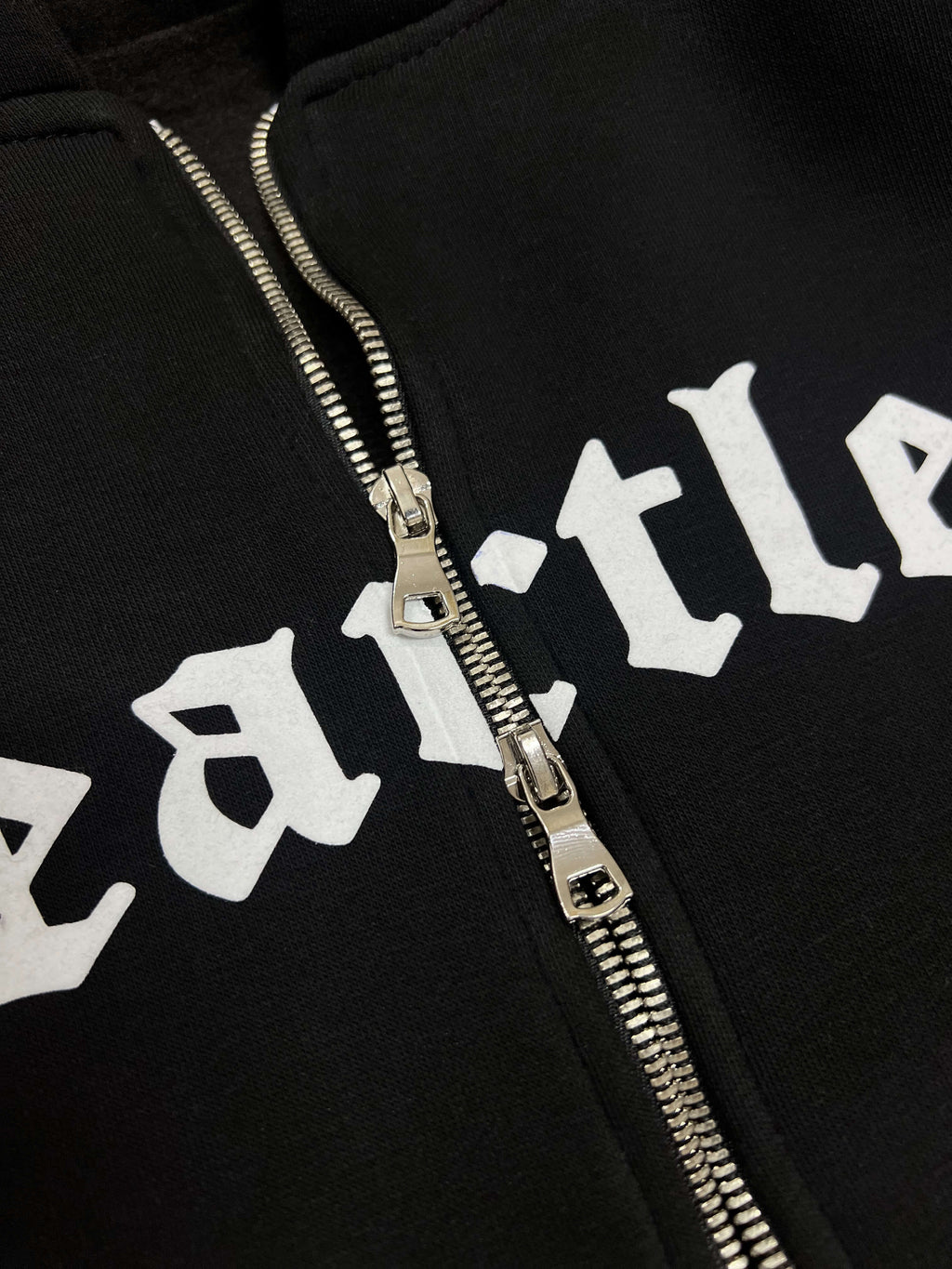 HEARTLESS DOUBLE ZIPPER - BLACK